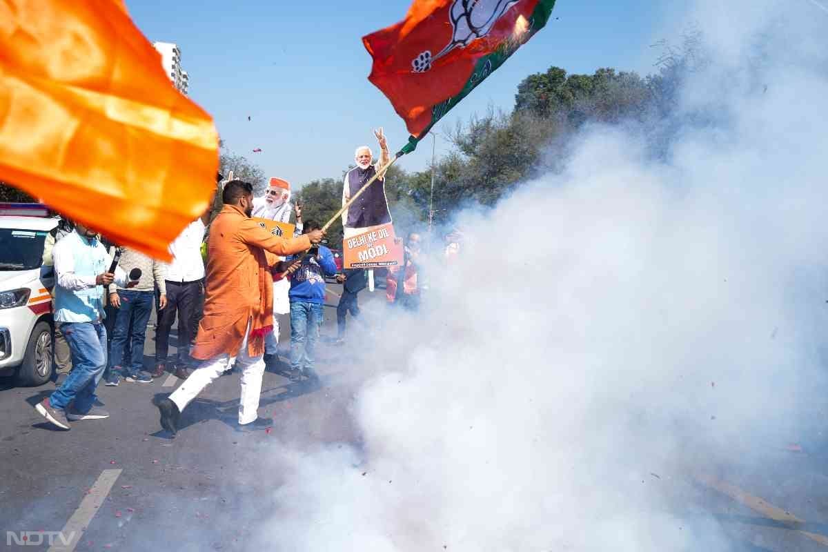 प्रचंड जीत की ओर बढ़ रही बीजेपी पार्टी के कार्यकर्ता जमकर आतिशबाजी करते दिख रहे हैं. फोटो: पीटीआई