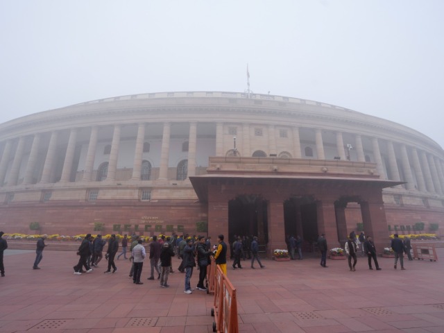 Photos: संसद से सड़क तक, 'जहरीले' कोहरे से ढकी पूरी दिल्ली