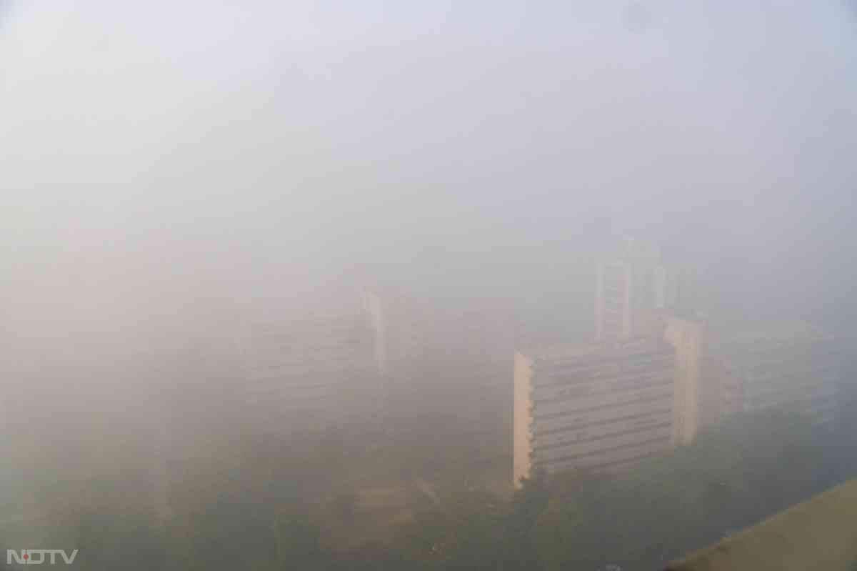 दिल्ली में आज काफी ज्यादा कोहरा देखने को मिला.