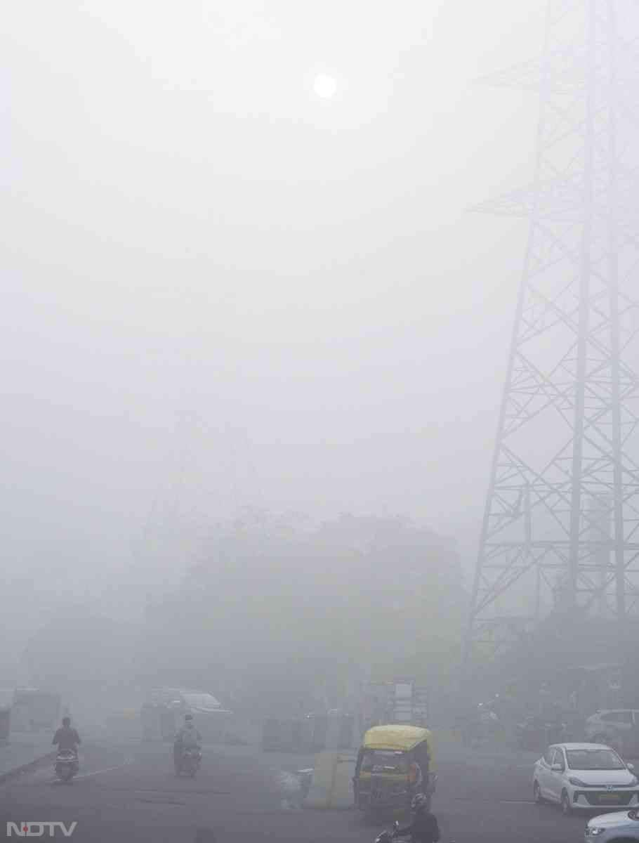 कोहरा इतना ज्यादा था कि विजिबलिटी बिल्कुल न के बराबर रही.