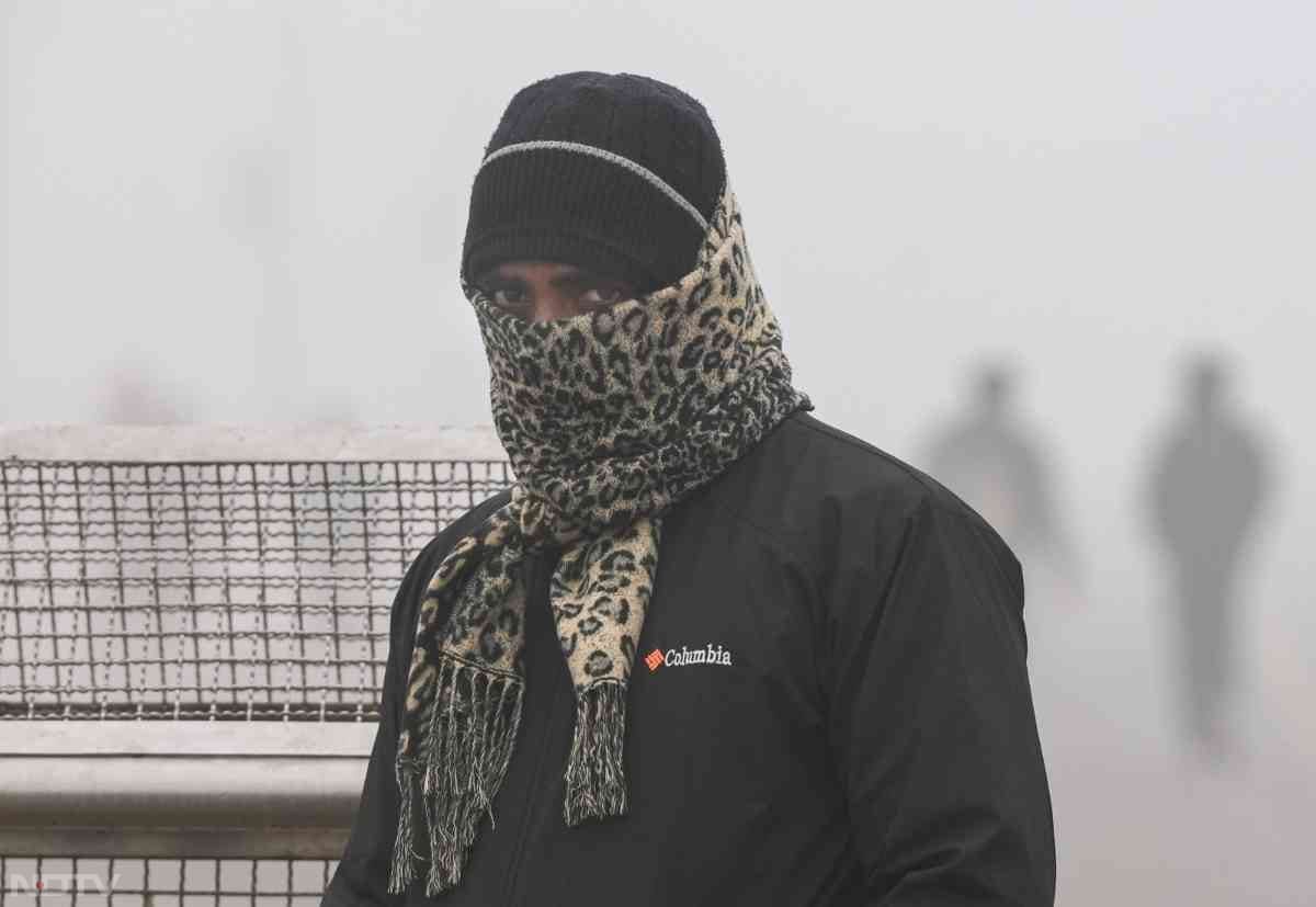 कोहरे के साथ-साथ आज दिल्ली में ठंड भी काफी दिखी.