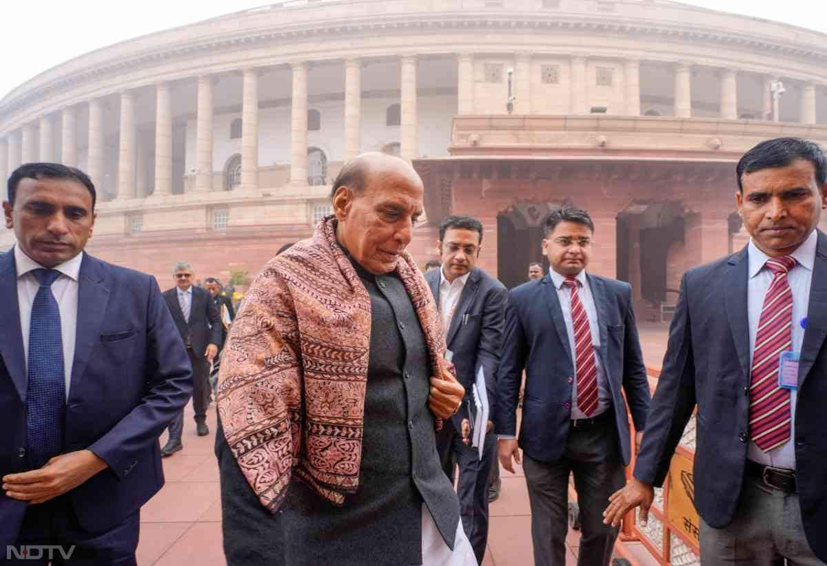 संसद के बाहर राजनाथ सिंह भी जैकेट और मोटी लोई में देखे गए.