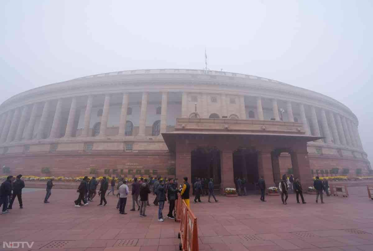 संसद के बाद सर्दी और जहरीले कोहरे की चर्चा रही.