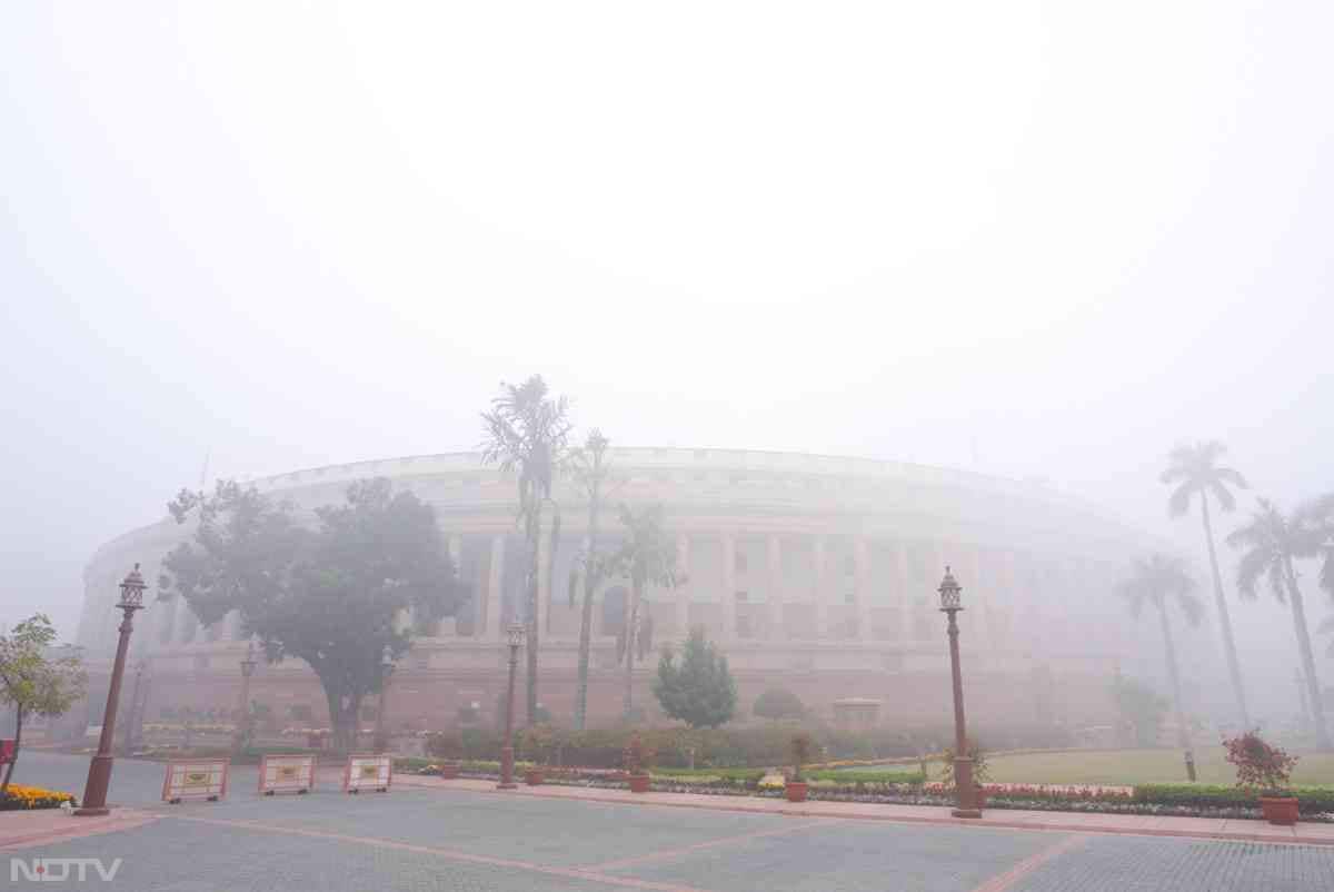 सर्दी और कोहरे की वजह से संसद भी बाहर से सुनसान सा लगा.