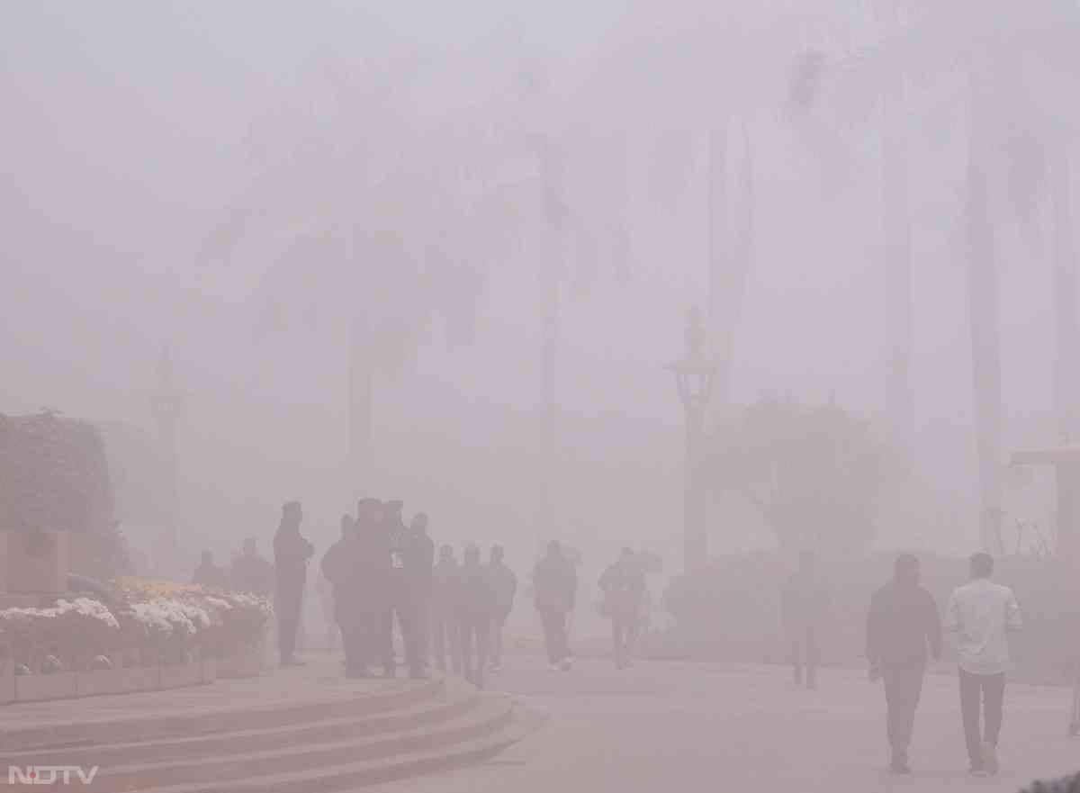 Photos: संसद से सड़क तक, 'जहरीले' कोहरे से ढकी पूरी दिल्ली