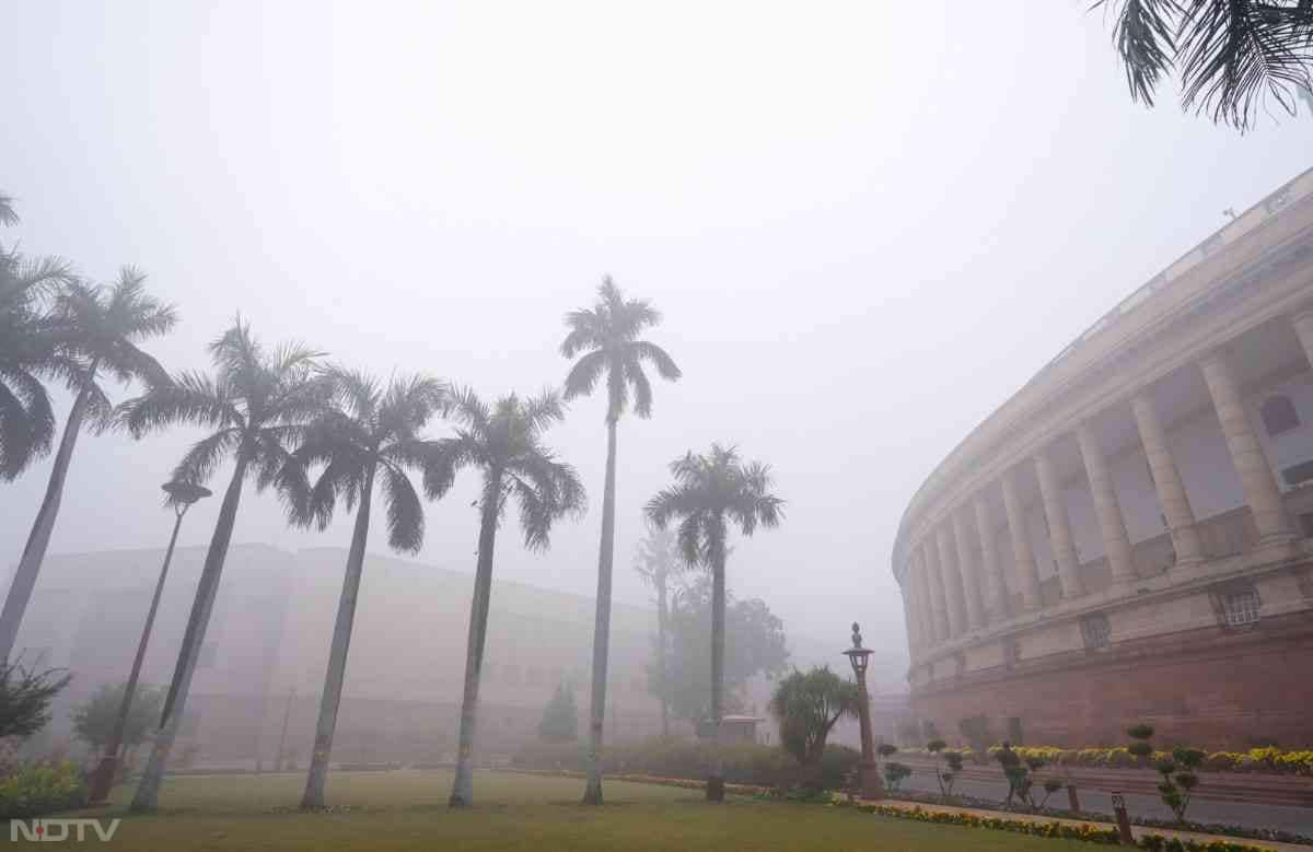 Photos: संसद से सड़क तक, 'जहरीले' कोहरे से ढकी पूरी दिल्ली