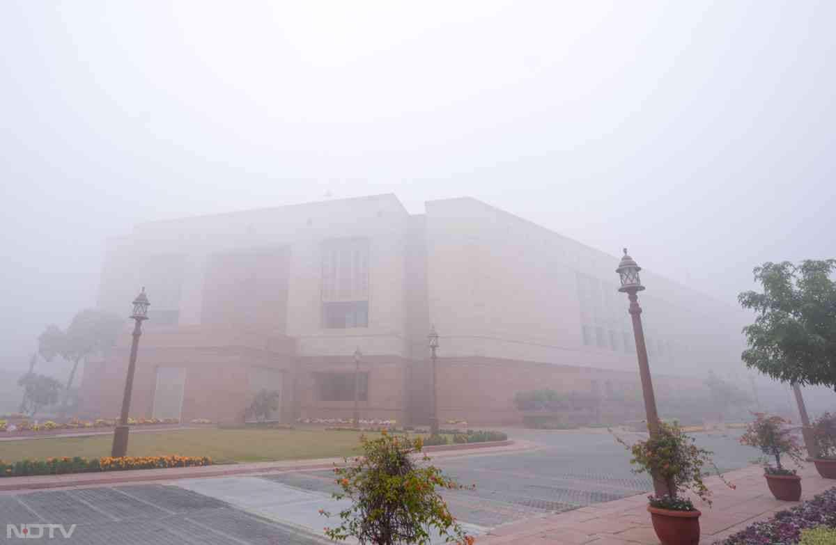 Photos: संसद से सड़क तक, 'जहरीले' कोहरे से ढकी पूरी दिल्ली