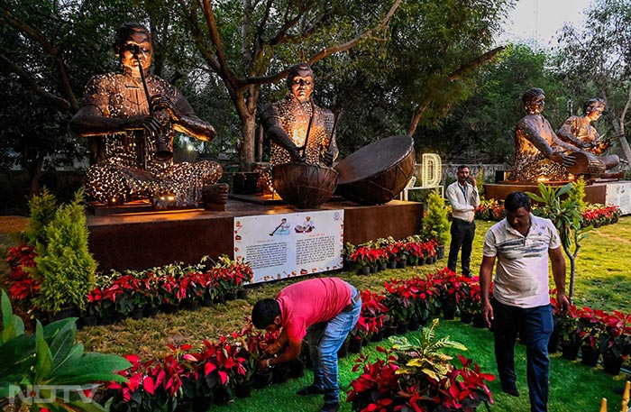 प्रगति मैदान के पास मूर्तियां स्थापित की गईं, जो यहां की खूबसूरती में चार-चांद लगा रही हैं. फोटो: एएनआई