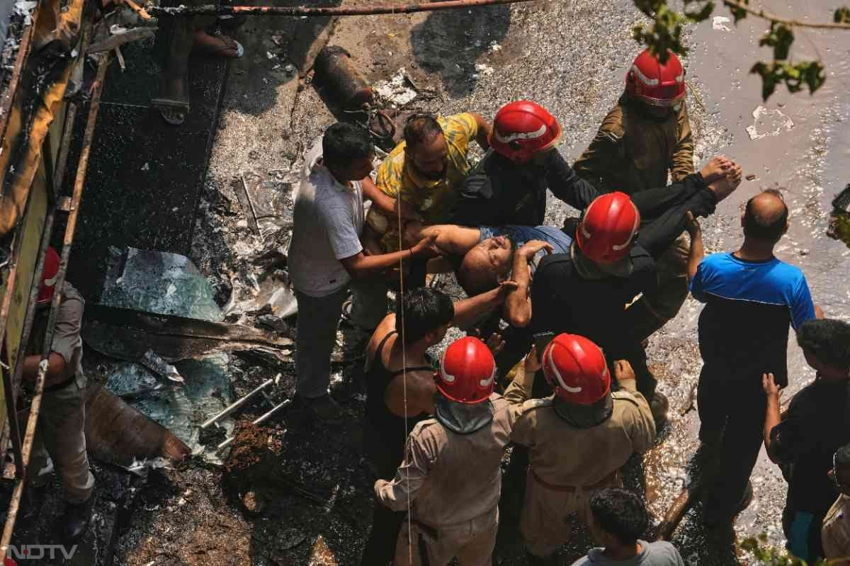 दिल्ली के मालवीय नगर इलाके में बुधवार सुबह एक रेस्तरां में भीषण आग लगने से 21 लोगों की मौत हो गई.