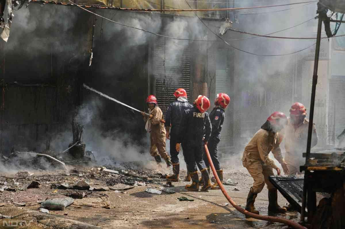 आग लगने के बाद स्थानीय पुलिस कर्मी तुरंत मौके पर पहुंचे और लोगों को बाहर निकालने तथा राहत कार्य शुरू किया.