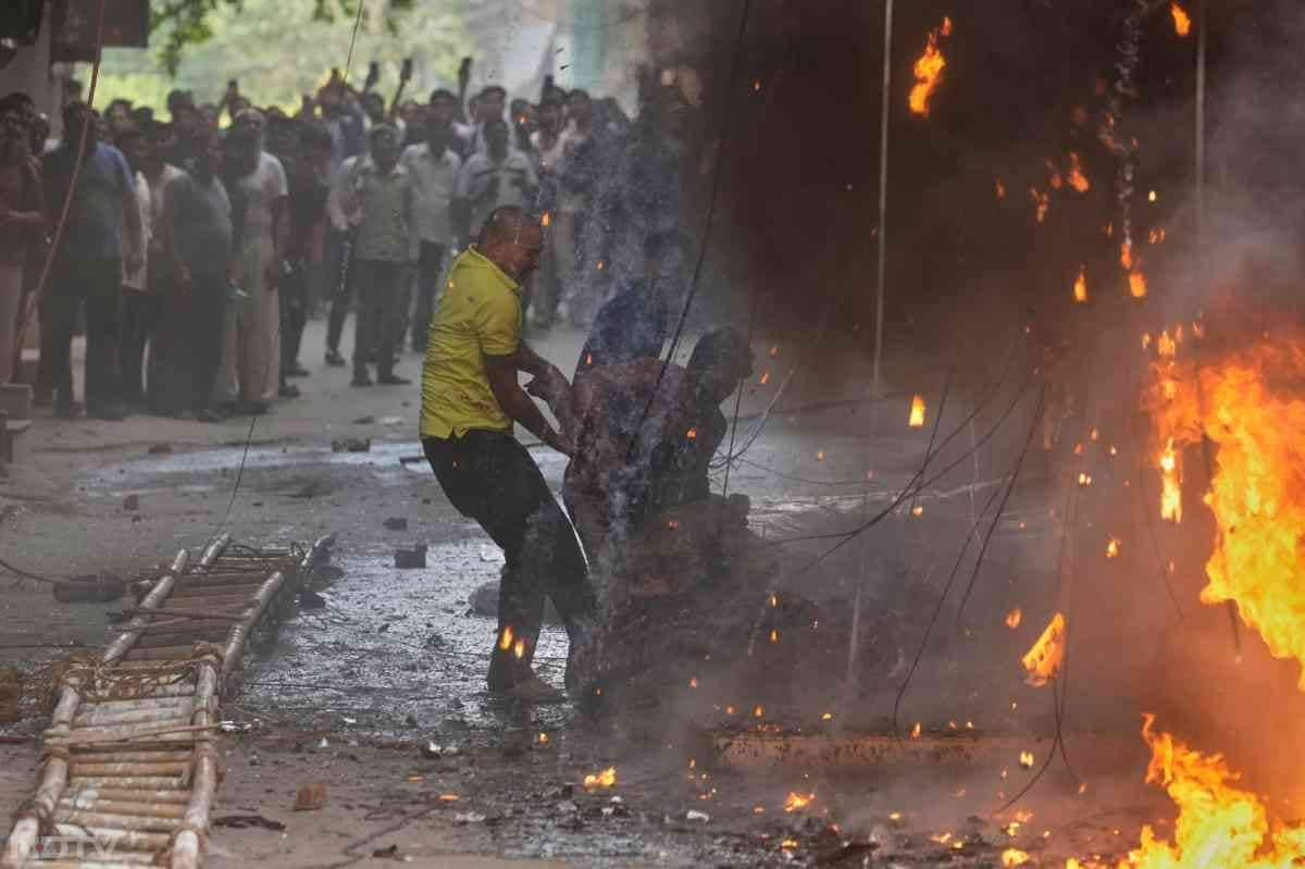 आग लगने के बाद स्&zwj;थानीय लोग भी मदद के लिए पहुंचे. कई लोगों को पुलिस और दमकल विभाग की टीम आने से पहले स्&zwj;थानीय लोगों ने बचाया.