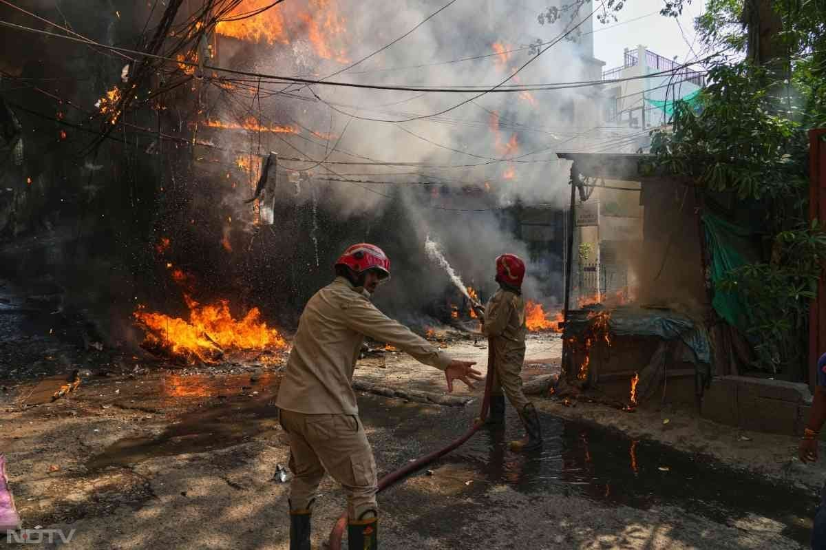 मृतकों में कई विदेशी नागरिक भी शामिल हैं, जिनमें अधिकतर लोग पश्चिम एशियाई और अफ्रीकी देशों के निवासी हैं.