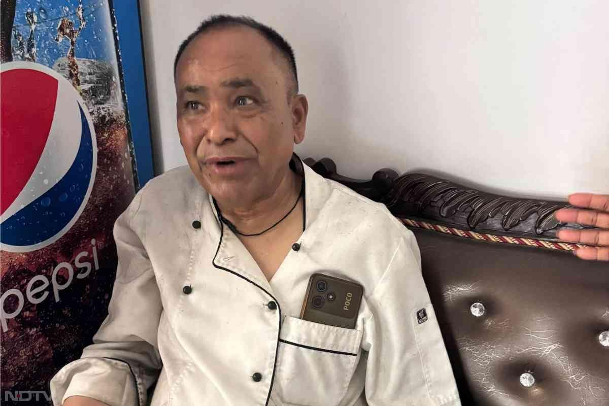 रेस्&zwj;तरां में जब आग लगी, तब शेफ केसर सिंह वहीं मौजूद थे. केसर सिंह ने बताया कि वह बेसमेंट से बाहर निकले, तो आग काफी फैल चुकी थी. उन्होंने बताया कि रेस्टोरेंट में एक इलेक्ट्रिक चूल्हा था. जैसे ही इसे चालू किया गया वैसे ही एक धमाका हुआ.