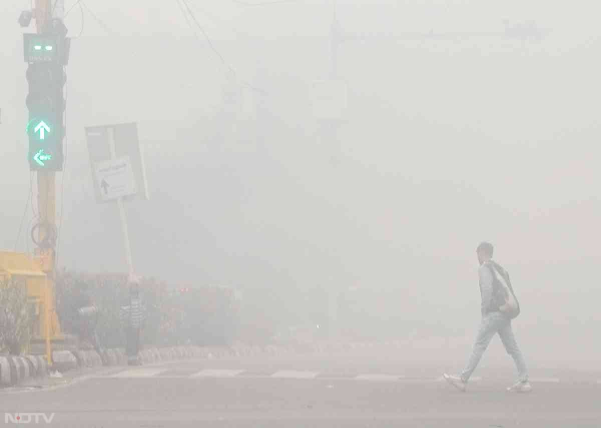 इस कोहरे में ऐसा लग रहा था, जैसे दिल्ली-एनसीआर गायब सा हो गया है.