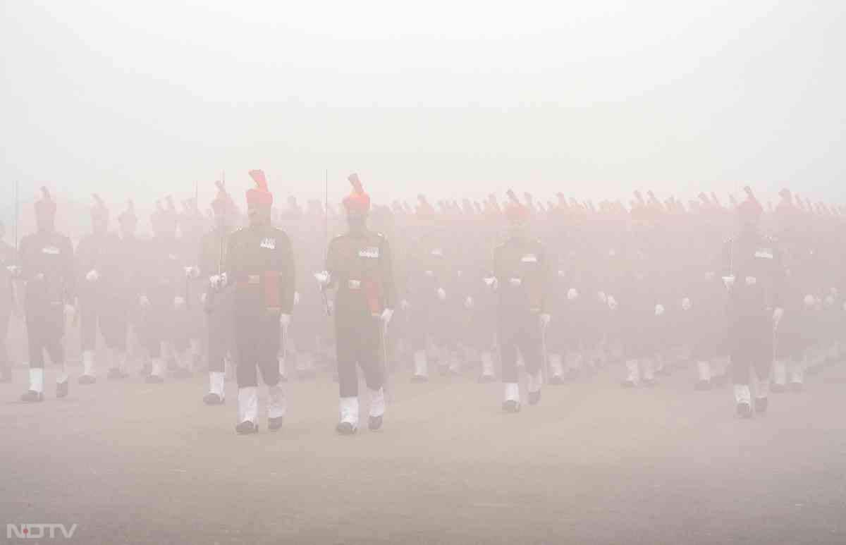 घने कोहरे के बीच ही बुधवार सुबह कर्तव्य पथ पर गणतंत्र दिवस के लिए परेड रिहर्सल खत्म की गई.