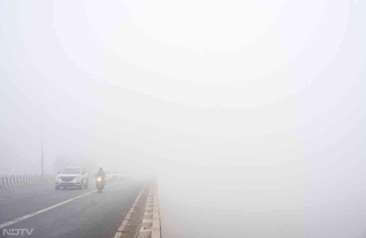 दिल्&zwj;ली एनसीआर में कोहरे का आलम यह है कि बलग में खड़ा शख्&zwj;स भी नजर नहीं आ रहा है.