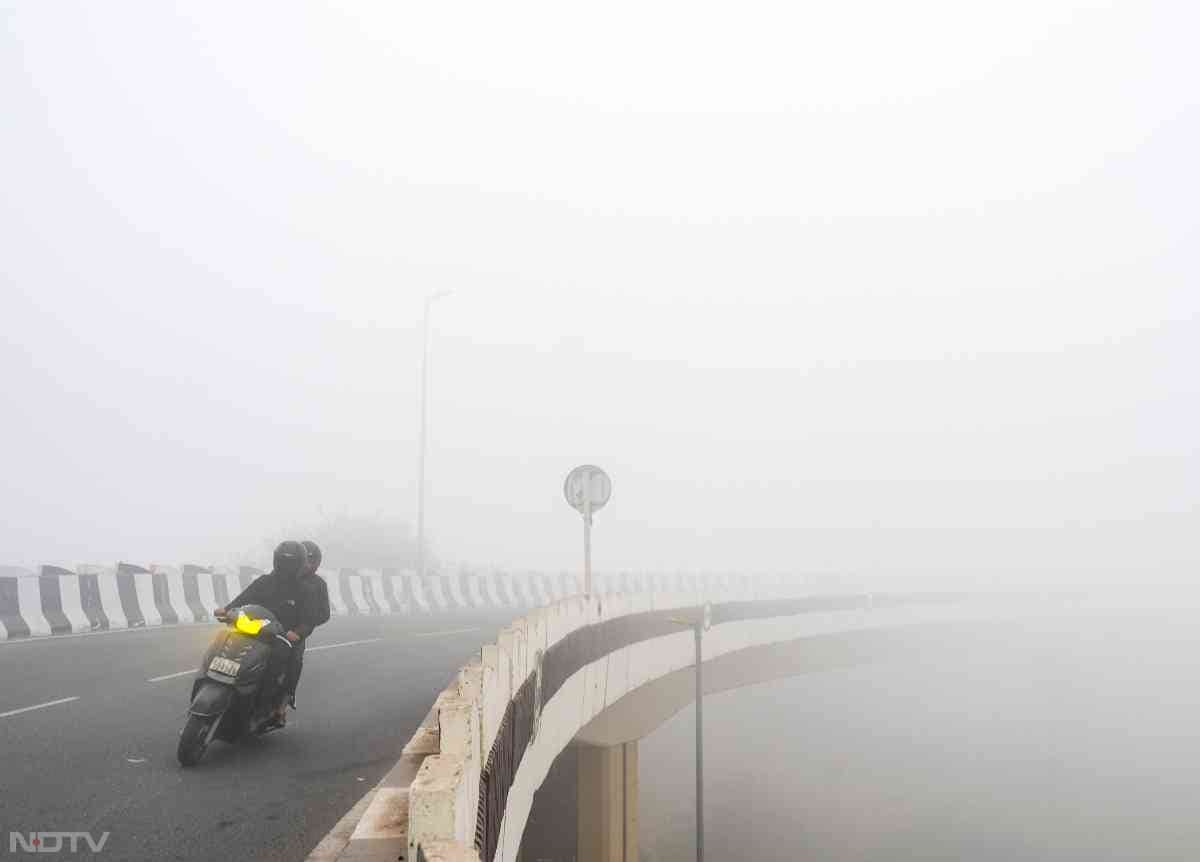 घने कोहरे के कारण लोगों को वाहन चलाना मुश्किल हो रहा है.