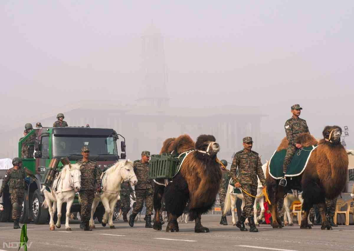 केंद्रीय प्रदूषण नियंत्रण बोर्ड (सीपीसीबी) के आंकड़ों के अनुसार, दिल्ली का वायु गुणवत्ता सूचकांक (एक्यूआई) 400 के पार दर्ज किया गया जो &lsquo;गंभीर' श्रेणी में आता है.