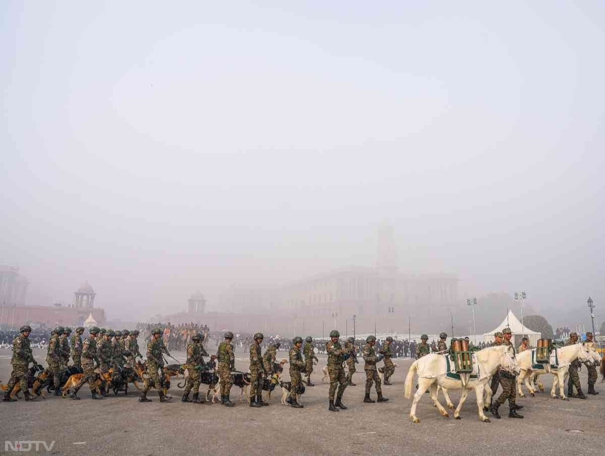 मौसम विभाग की मानें तो आने वाले दिनों में दिल्&zwj;ली एनसीआर में मौसम और खराब हो सकता है.