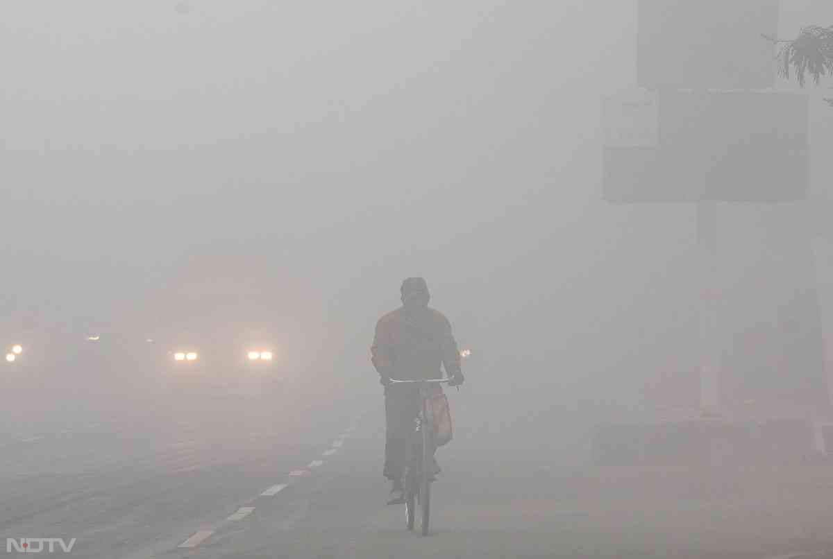 आईएमडी के आंकड़ों के अनुसार, न्यूनतम तापमान सफदरजंग में 5.3 डिग्री सेल्सियस, पालम में आठ डिग्री सेल्सियस, लोधी रोड में 6.8 डिग्री सेल्सियस, रिज में 7.2 डिग्री सेल्सियस और आयानगर में सात डिग्री सेल्सियस दर्ज किया गया.