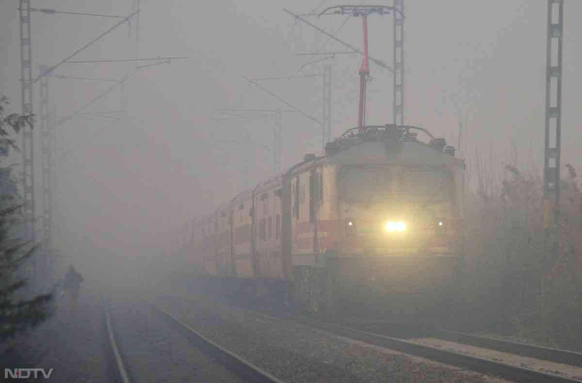 घने कोहरे ने ट्रेनों की रफ्तार भी धीमी कर दी है, 88 ट्र्रेनें अभी तक देरी से चल रही हैं.