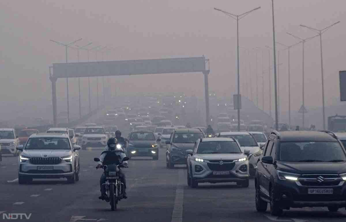 दिल्&zwj;ली में रविवार सुबह घना कोहरा छाया रहा और न्यूनतम तापमान 5.3 डिग्री सेल्सियस दर्ज किया गया जो इस मौसम के औसत तापमान से 2.3 डिग्री कम है.