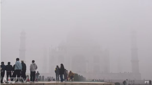 रविवार को आगरा में ताज महल देखने पहुंचे लोग, तब हैरान हो गए, जब कुछ दूरी से यह नजर ही नहीं आ रहा था. यहां घना कोहरा छाया हुआ था.