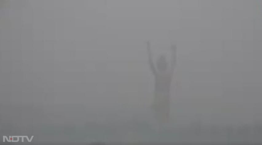 दिल्&zwj;ली के अक्षरधाम के बाहर से निकलने वाले लोगों को तब बड़ी हैरानी हुई, जब मंदिर घने कोहरे में कहीं छिप गया. सिर्फ मंदिर परिसर में बनी मूर्ति धुंधली-धुधली नजर आ रही है.