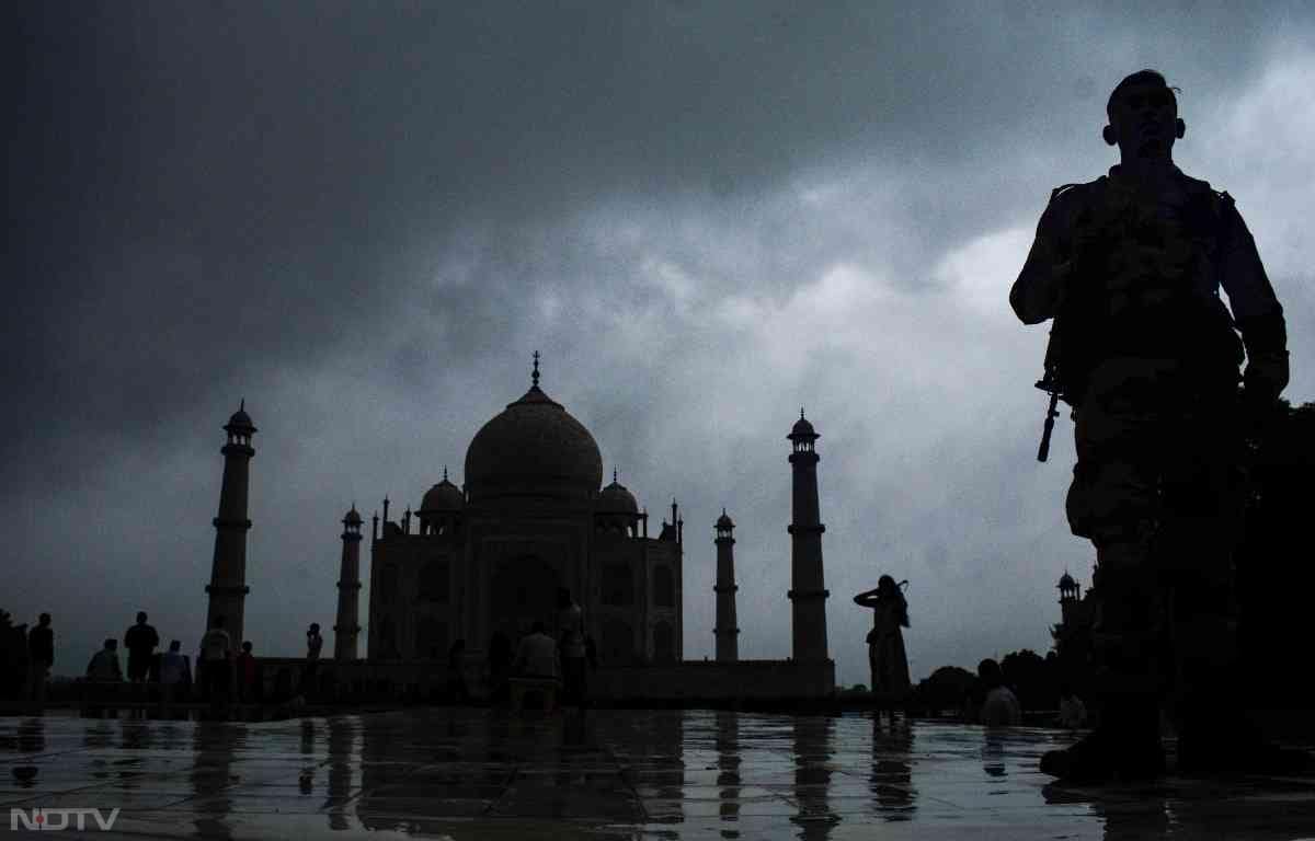 आगरा में भी बारिश के बीच बादल छा गए और अंधेरा हो गया. सफेद चमकदार ताजमहल डार्क दिखाई देने लगा