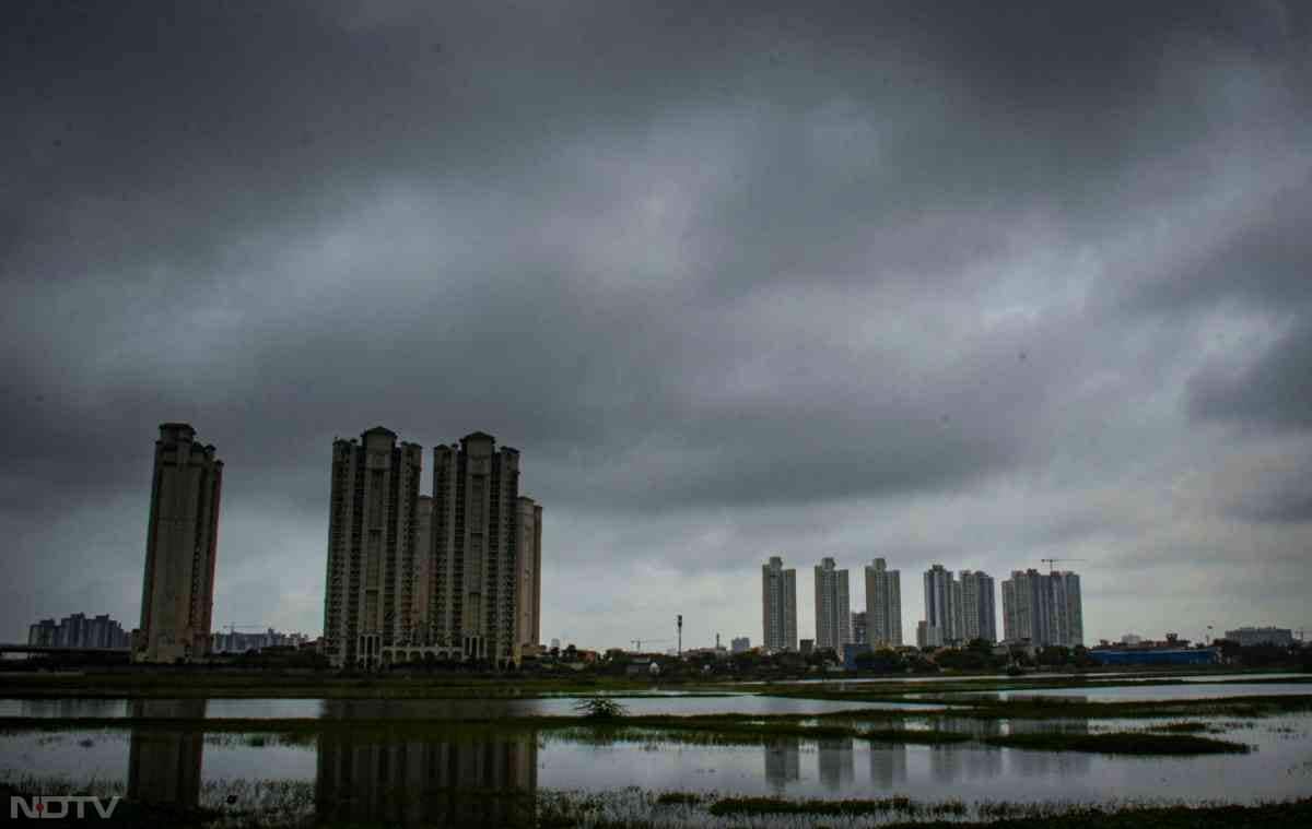 गुरुग्राम में बारिश की वजह से जगह-जगह पानी भर गया है. लोगों को आवाजाही में दिक्कत हो रही है