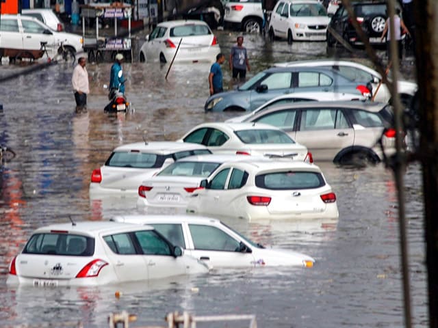 दिल्ली-एनसीआर में बारिश: कहीं दिखा बेहतरीन नजारा तो कहीं बढ़ी मुश्किलें, देखें तस्वीरें