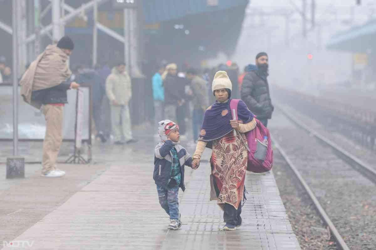 लगभग पूरे उत्तर भारत समेत दिल्ली-एनसीआर में आज सुबह की शुरुआत बारिश के साथ हुई. ठंडी हवाओं ने मौसम का मिजाज बदल दिया है.