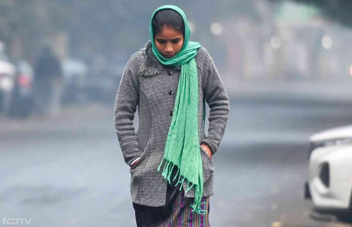 बारिश की वजह से मौसम फिर से ठंडा हो गया. लोग मोटे ऊनी कपड़ों में घरों से बाहर निकल रहे हैं. बारिश की वजह से तापमान भी लुढका है.