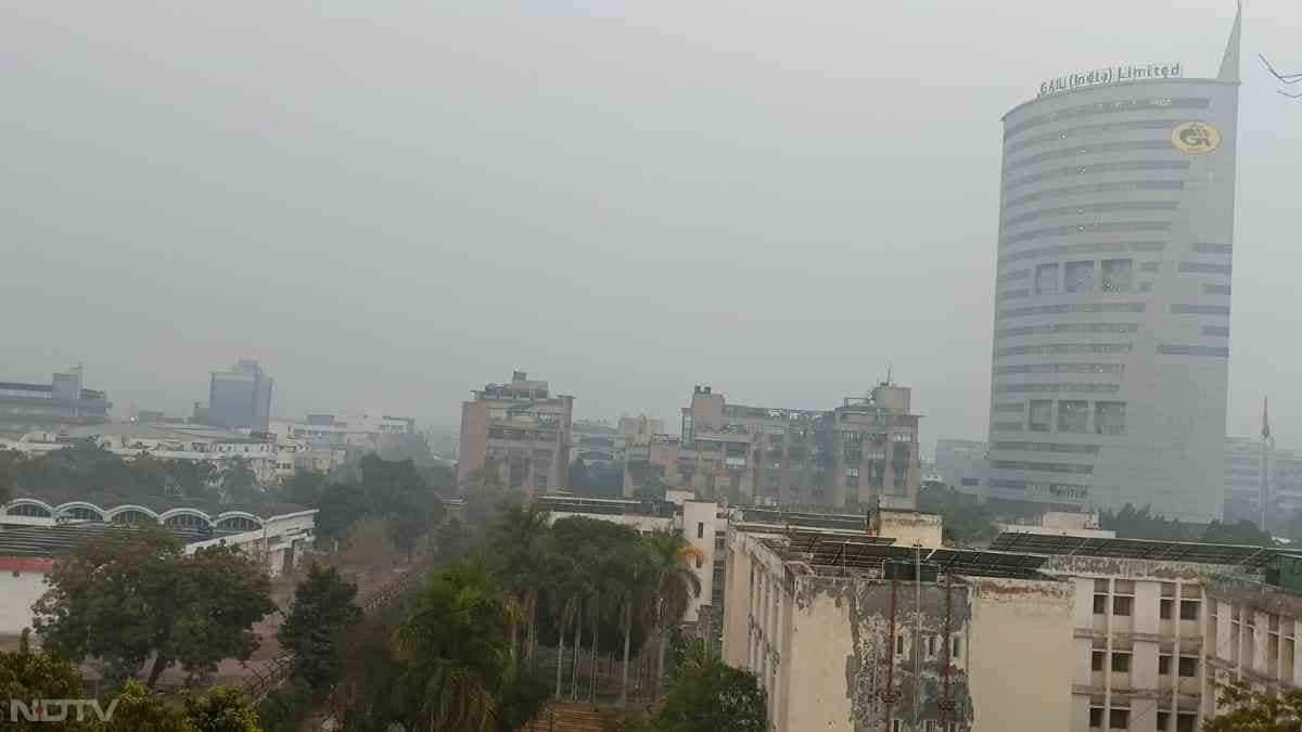 दिल्ली-एनसीर में बारिश से भले ही पारा एक बार फिर लुढ़केगा बल्कि राहत की बात ये है कि राजधानी के लोगों को प्रदूषण की समस्या से भी हल्की राहत मिलेगी.