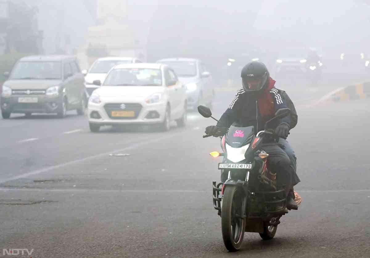 मौसम विभाग के मुताबिक, शुक्रवार को अधिकतम तापमान गिरकर 19 डिग्री सेल्सियस तक पहुंचने का अनुमान है, जबकि न्यूनतम तापमान 12 डिग्री सेल्सियस रह सकता है.