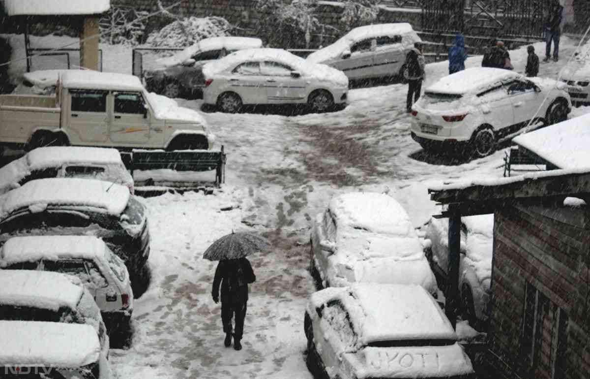 जम्मू-कश्मीर के ज्यादातर इलाकों में भारी बर्फबारी हो रही है. इस बर्फबारी ने भले ही ठंड बढ़ा दी हो लेकिन घाटी की खूबसूरत वादियां अब पर्यटकों से भी गुलजार होने लगी है.