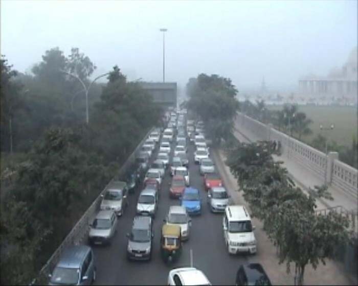 The road connecting Noida to Delhi near Mayur Vihar became chock-a-block with vehicles standing bumper to bumper. The 15-km traffic jam stretched from Akshardham Temple to Noida Expressway.