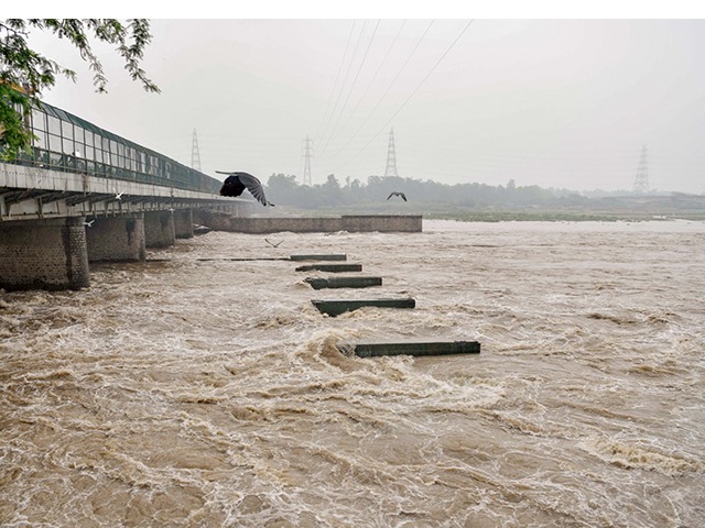 Photo : दिल्ली में यमुना ख़तरे के निशान के पार, हथनीकुंड बैराज से लगातार छोड़ा जा रहा पानी, आज भी बारिश का अलर्ट