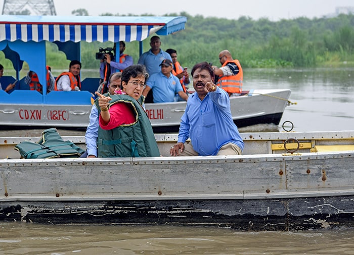 दिल्ली लोक निर्माण विभाग मंत्री आतिशी ने सोमवार को नई दिल्ली में भारी बारिश के कारण हथिनीकुंड बैराज से पानी छोड़े जाने के बाद नदी का जल स्तर बढ़ने पर यमुना नदी का निरीक्षण किया. फोटो: एएनआई