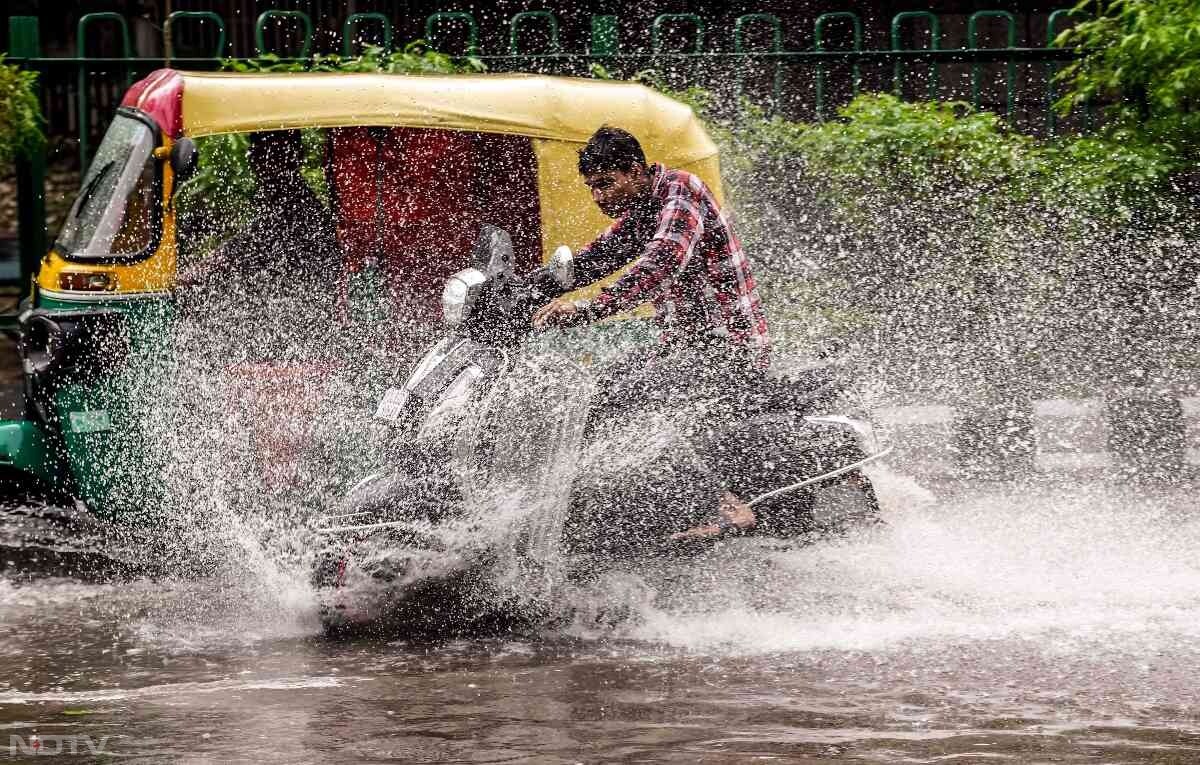 आज की बारिश ने दिल्ली का मौसम सुहावना बना दिया है. दिल्ली के साथ ही नोएडा में भी बारिश हुई. दिल्ली में लोग बारिश के बाद गर्मी से राहत महसूस कर रहे हैं.