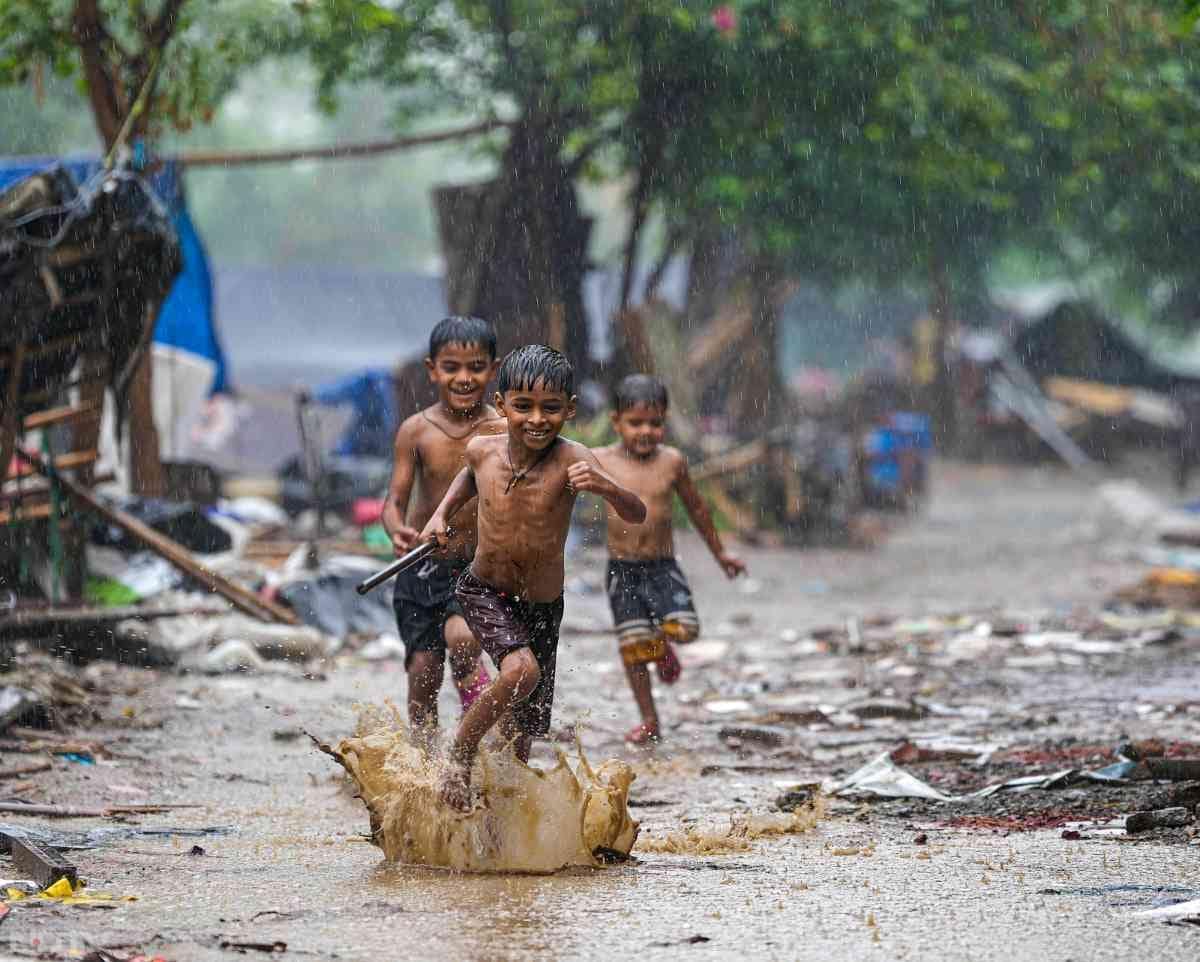 झमाझम बारिश के मौसम में बच्चे रेस लगाने से खुद को रोक नहीं सके. रोड पर पानी भरा है और बच्चे मस्ती में दौड़ लगा रहे हैं.