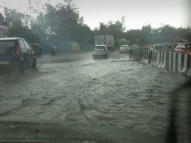 Photo : Rain Leads to Traffic Chaos in Delhi