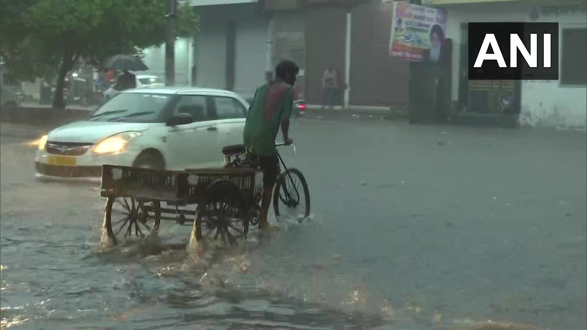 दिल्ली में रिकॉर्डतोड़ बारिश, लोगों को मिली राहत तो ट्रैफिक ने रुलाया
