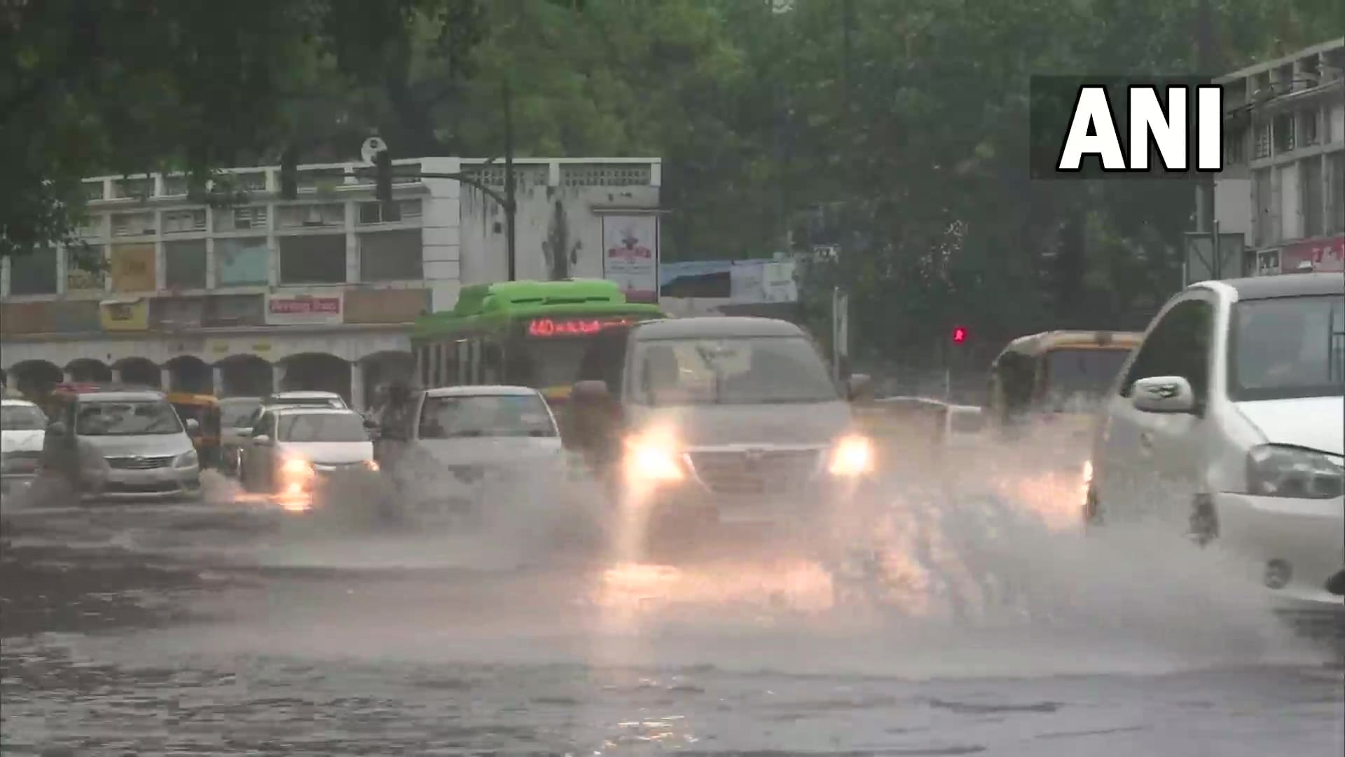 दिल्ली में रिकॉर्डतोड़ बारिश, लोगों को मिली राहत तो ट्रैफिक ने रुलाया