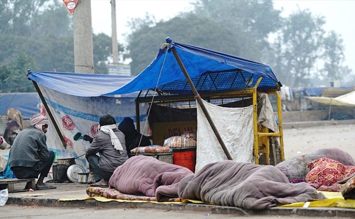 बेघर लोग सर्दियों में सड़क के किनारे सोते हुए. (फोटो: पीटीआई)