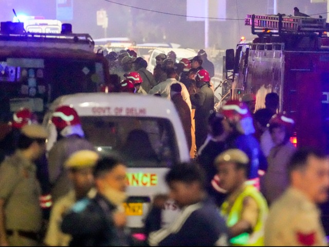 लाल किले के पास हुए जोरदार धमाके की खौफनाक तस्वीरें आई सामने, देखिए