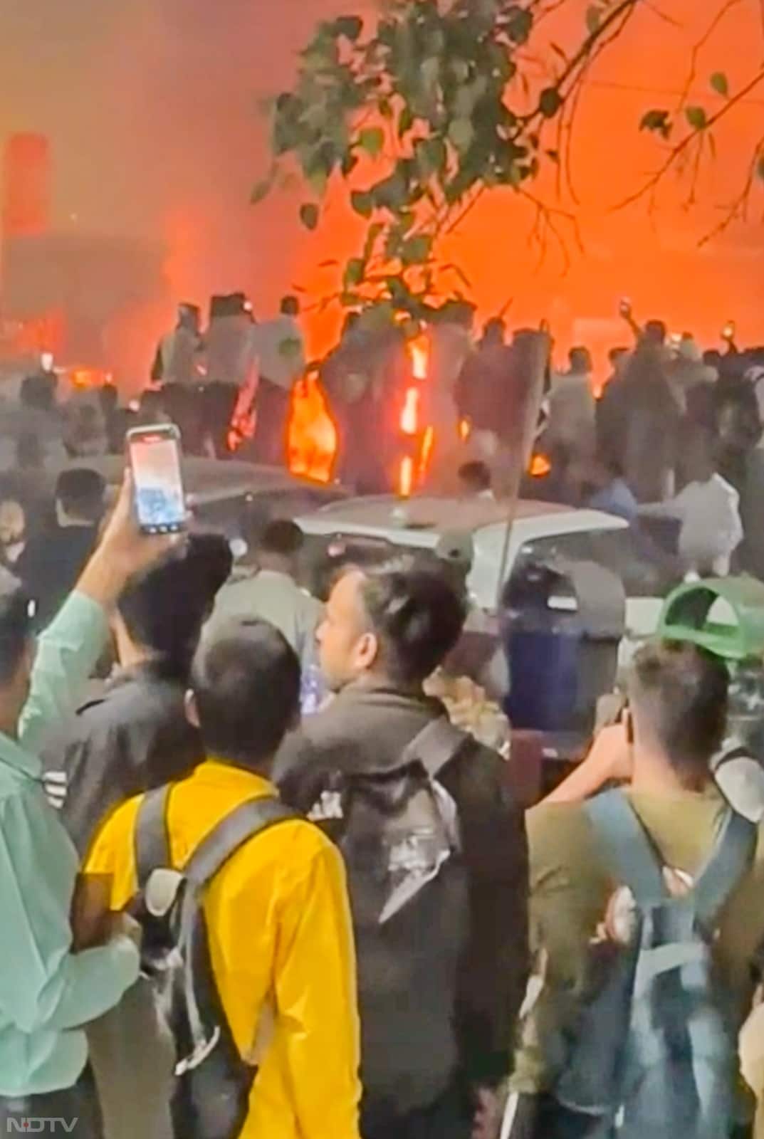 धमाके के बाद लाल किले के पास में आग की लपटें दिखाई दे रही है और लोगों की भारी भीड़ भी दिख रही है. फिलहाल स्पेशल सेल और फॉरेंसिक एक्सपर्ट मौके पर मौजूद है.