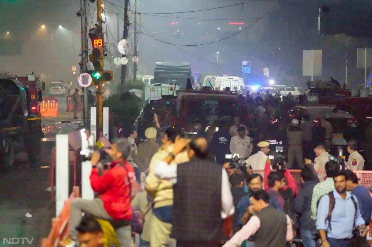 लाल किले पर हुए जोरदार ब्लास्ट के बाद चारों तरफ डर का माहौल था और अफरा-तफरी मची हुई थी. लोगों की भारी भीड़ मौके पर मौजूद थी.