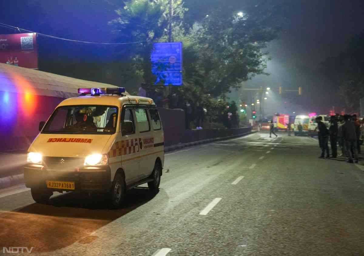 लाल किले पर हुए धमाके बाद घायलों को अस्पताल ले जाने के लिए एम्बुलेंस जाते हुए. हादसे में जहां 13 लोगों की मौत की खबर है. वहीं कई लोग घायल हुए है.