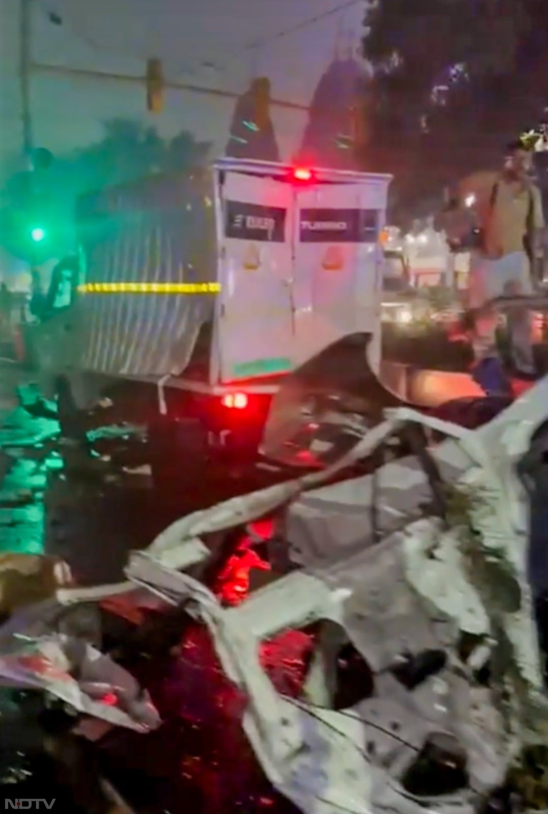 लाल किले के पास कार में हुए धमाके के बाद पास खड़े वाहनों के किस तरह से परखच्चे उड़ गए. इस फोटो को देख धमाके की तीव्रता का अंदाजा लगाया जा सकता है.